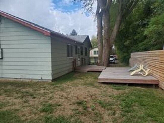 Building Photo - Marsenich- 2 bedroom house with fenced yard.