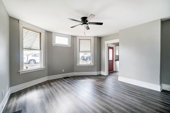 Building Photo - Updated 3 Bed 1 Bath in Price Hill!