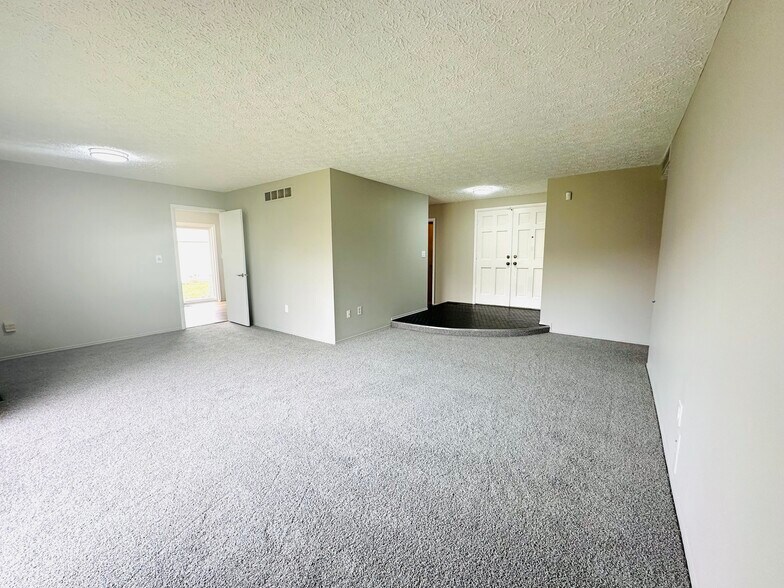 Building Photo - 537 Randall Dr