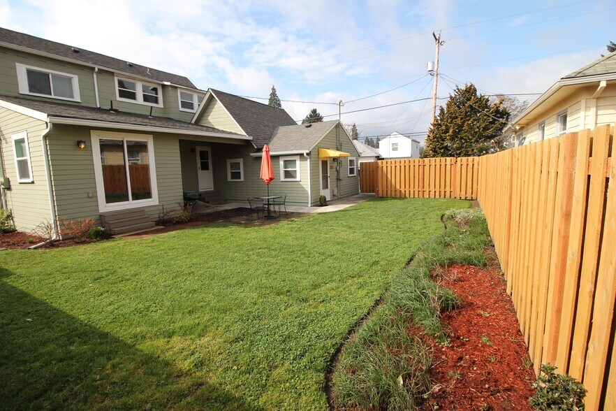 Fenced backyard - 204 Northeast 5th Avenue