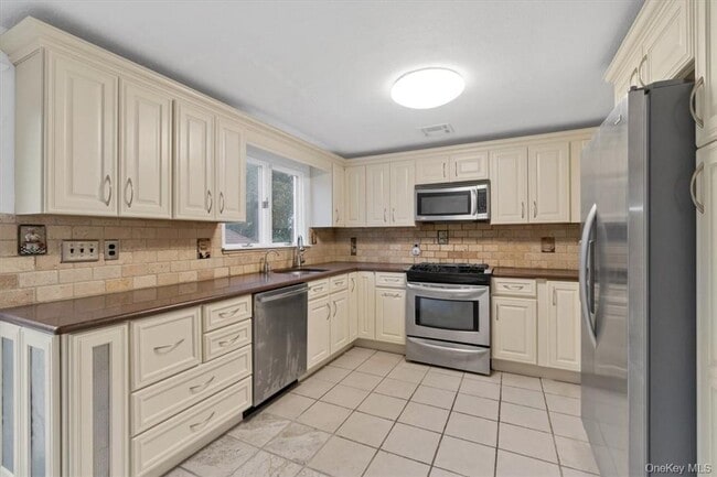 Building Photo - 1467 Goshen Turnpike