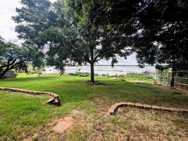 Building Photo - 609 Shoreline Dr