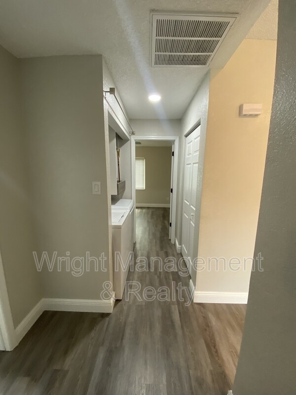 Building Photo - 206 St Petersburg Dr E