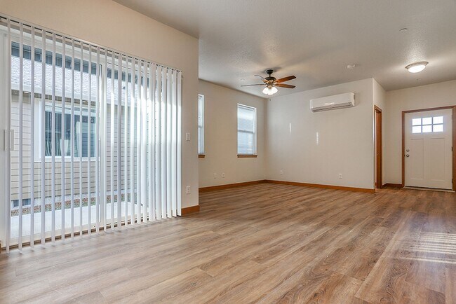 Building Photo - Beautiful 2 Bedroom 2.5 Bathroom Duplex in Great Washougal Location! Beautiful Finishes!