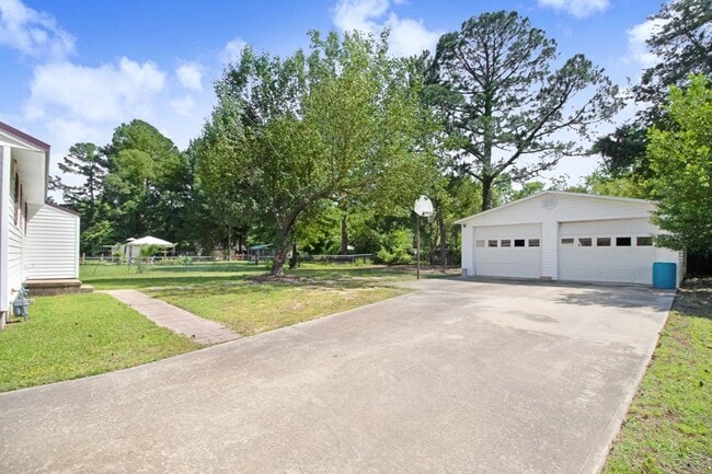 Building Photo - ADORABLE 3 BR | 1 BA HOME - 2 Car Detached...