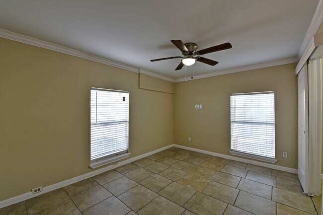 Building Photo - Stylish and Spacious 4-Bedroom Home PLUS C...