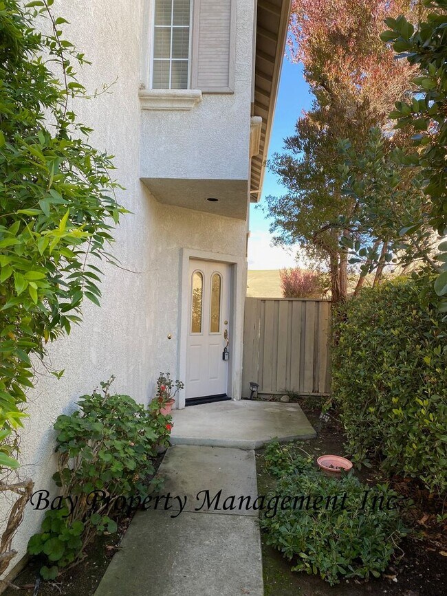 Building Photo - Las Palmas II: A Luxurious 4 Bedroom Home in the Acclaim Community