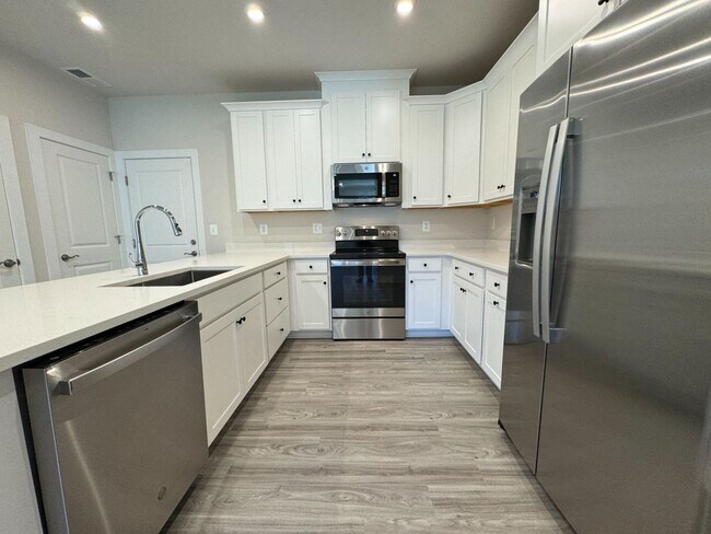 Building Photo - Brand New 3 Bed 2.5 Bath Townhouse Style C...