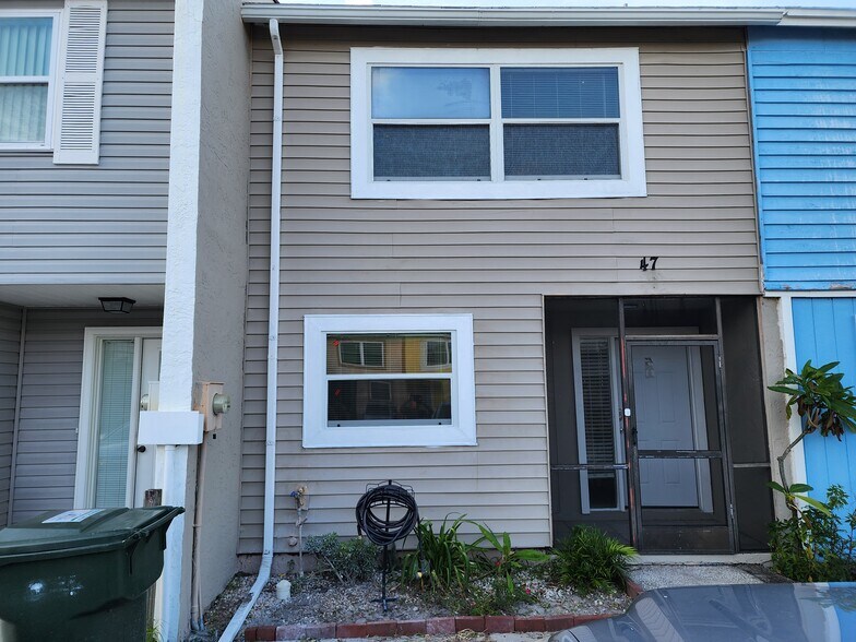 Front - 3001 S Pines Dr