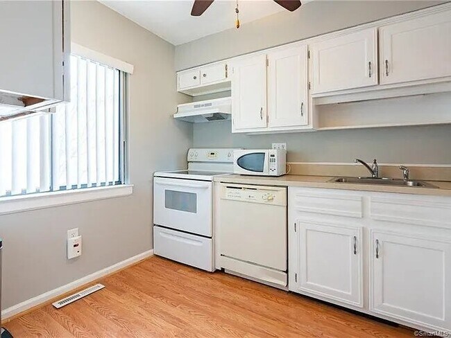 Building Photo - 255 Monticello Dr
