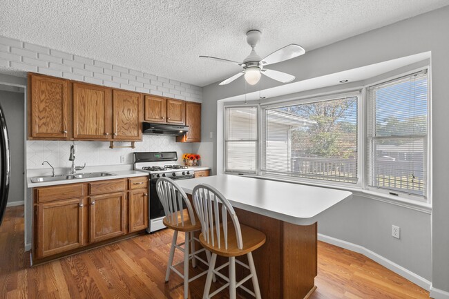Building Photo - 1120 Gahan Dr