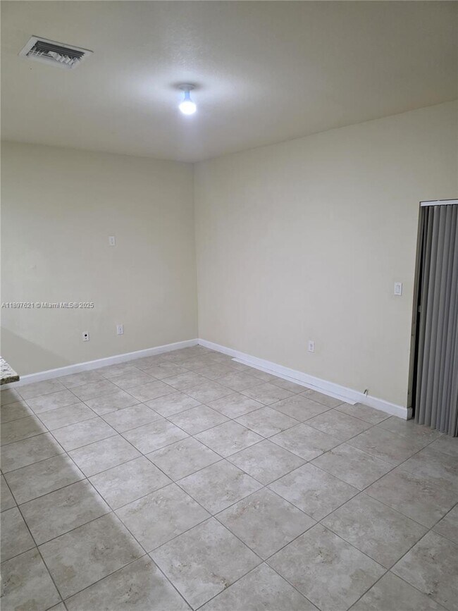 Building Photo - 528 SE 32nd Ave