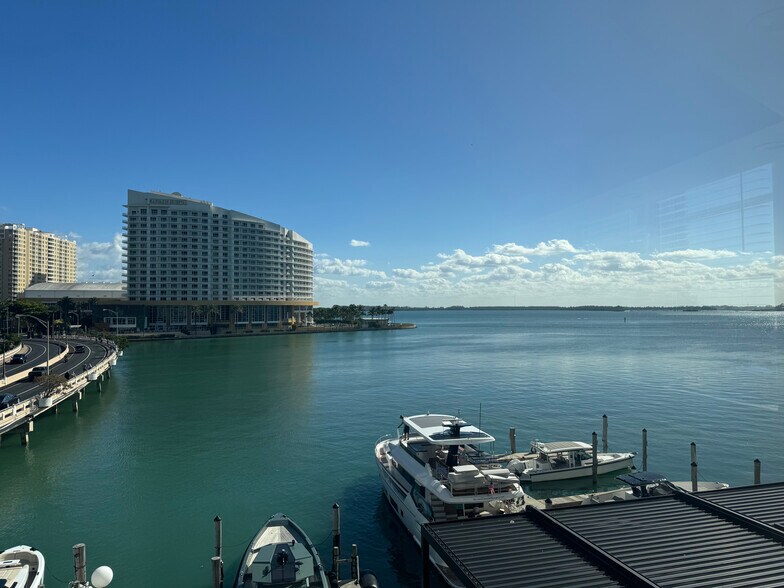 Building Photo - 801 Brickell Bay Dr