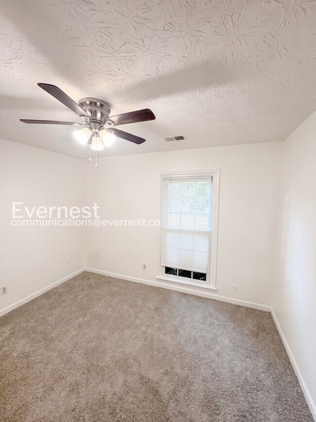 Building Photo - Spacious  Home with Deck, Patio, and Garage! / 3 Bed, 2 Bath / Available now!