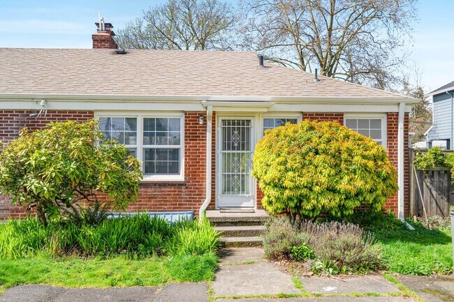 Building Photo - Beautifully maintained 1-bdrm/1-bath unit in 4-plex. Fireplace, off-street parking, laundry, grea...