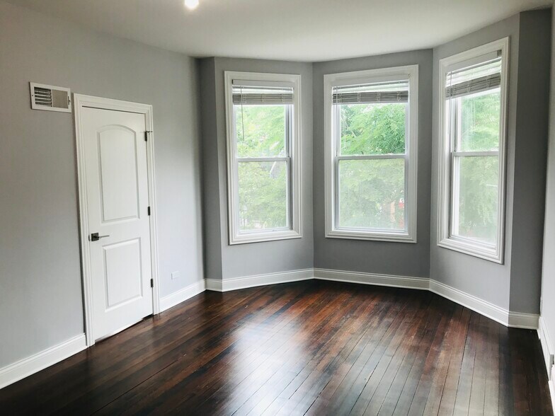 Building Photo - 2824 N Ridgeway Ave