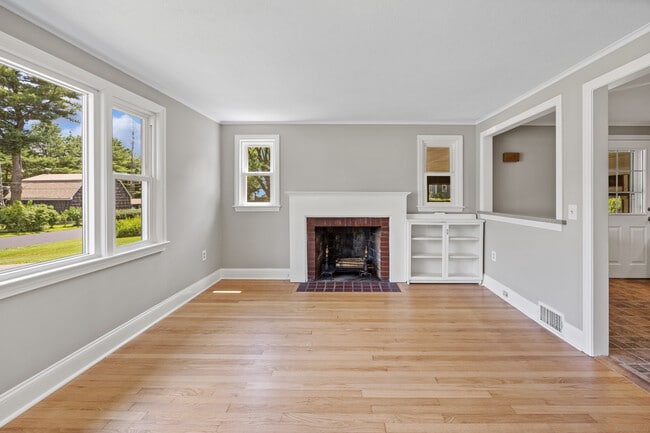 Building Photo - 27 Lathrop Dr