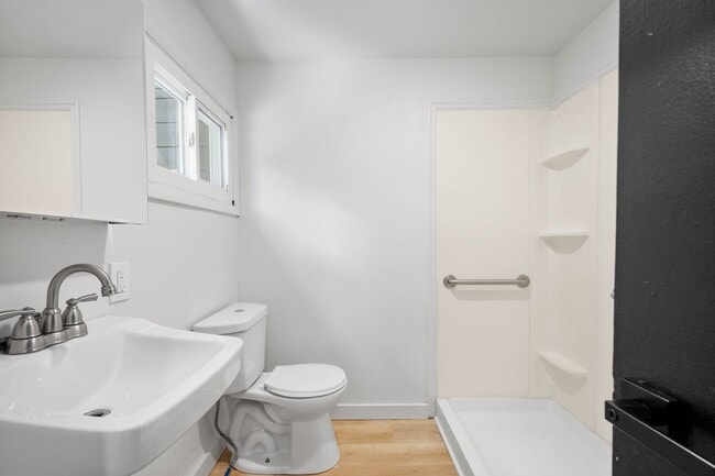 Building Photo - MOVE IN READY! FULLY RENOVATED 2-BEDROOM I...