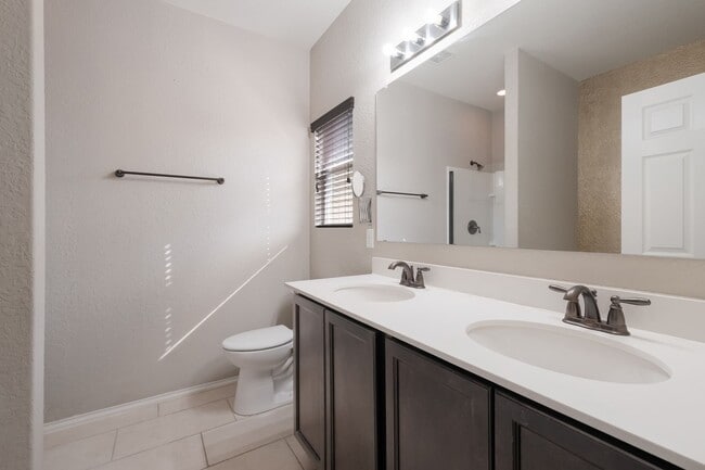 Building Photo - Bright & Spacious Home in Comal ISD