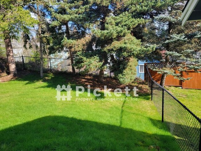Building Photo - Lovely 3 Bedroom Ridgetop Townhome