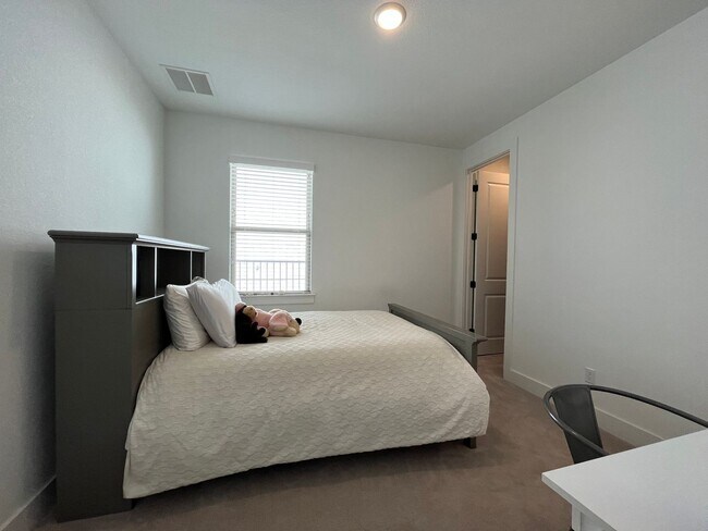 Building Photo - Beautiful 4/3 WITH PRIVATE POOL in Travisso