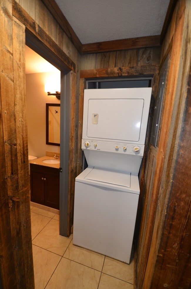 Building Photo - 3bed/2bath Condo, 10 minutes from Breck! Y...