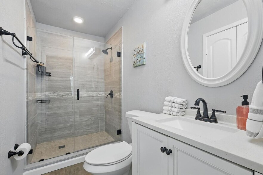 Building Photo - 743 Greenhaven Dr