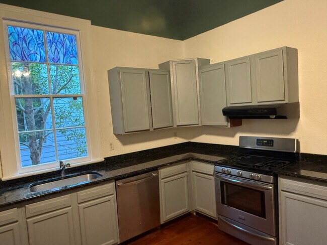 Kitchen with Gas Range - 442 S Rendon St