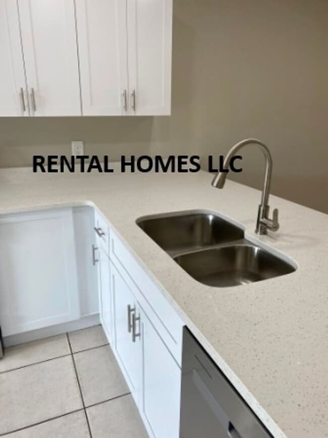 Building Photo - Patio Home, Minutes Away From UCF, Technol...