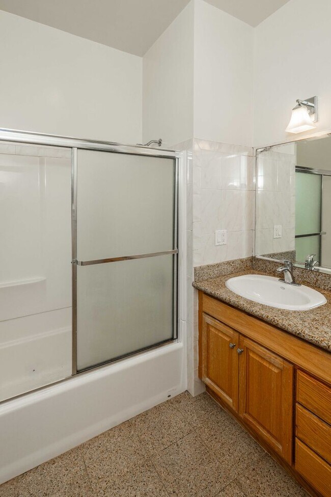 Building Photo - LARGE Full Floor 4BR/2BA. In-Unit Laundry, New Stainless Appliances!