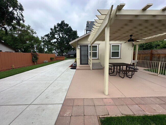 Building Photo - 210 Las Flores Ave