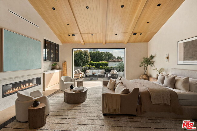 Building Photo - 10386 Strathmore Dr