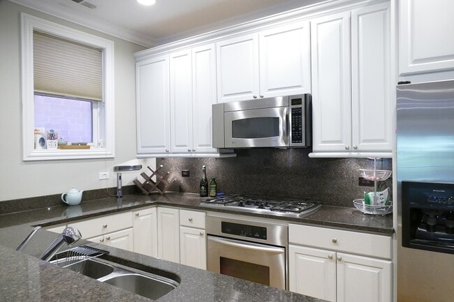 Building Photo - 3024 N Sheffield Ave