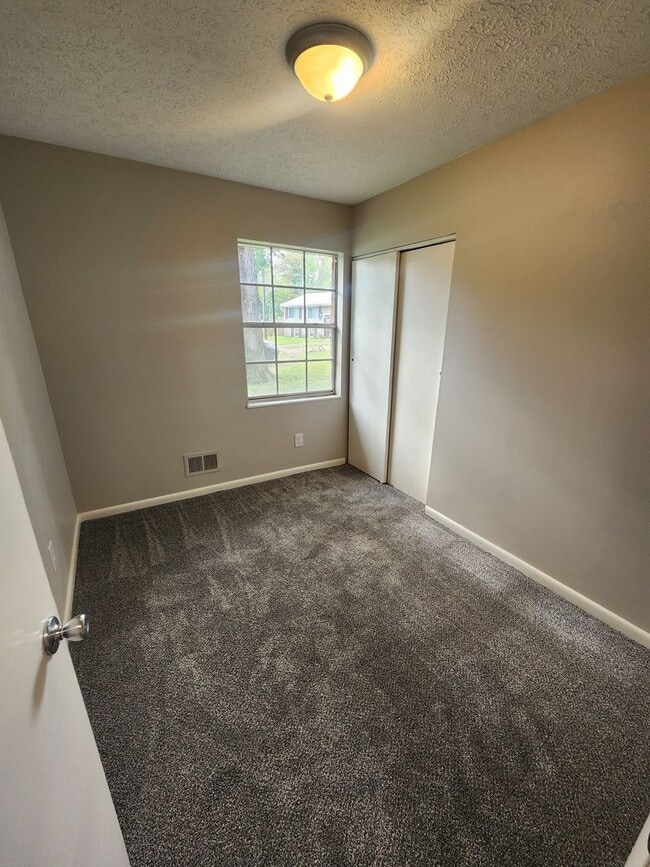 Building Photo - Updated 3 bedroom 1 bath in Fairdale with ...