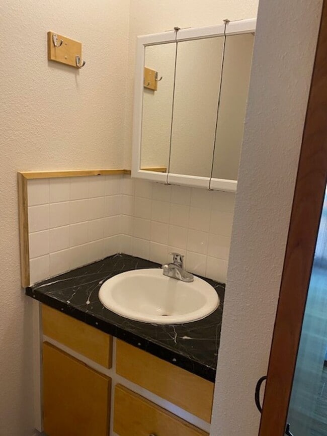 Building Photo - 2 bedroom, 1.5 bath Townhome  $1600/month