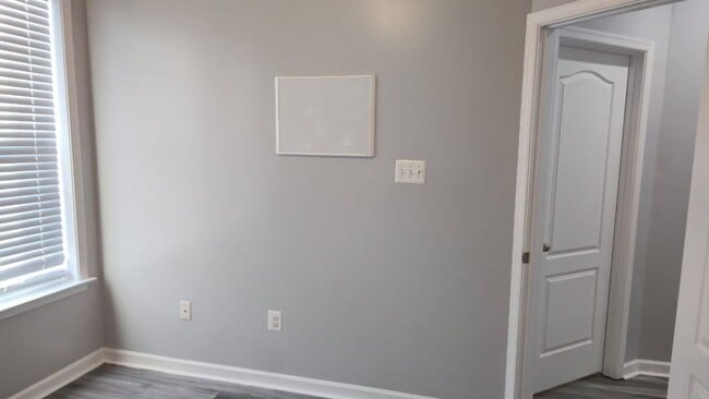 Building Photo - 211 Spring Bank Ave