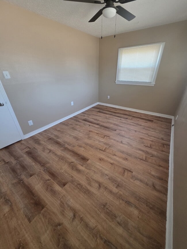 Building Photo - 3 bed 1.5 bath home, large backyard!