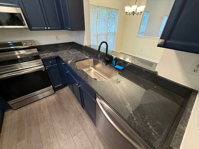 Building Photo - Beautiful End-unit townhome in university with Primary bedroom on 1st floor