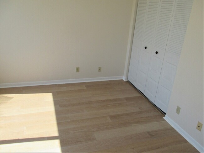 Building Photo - Water/Pool Front 2/2 Annual Unfurnished Condo 3rd  Floor Villa Palma Del Mar