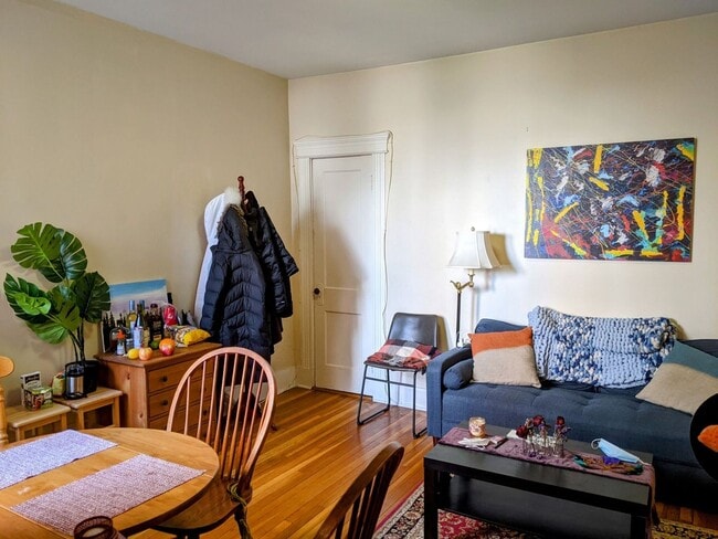Building Photo - Amazing 3 bed in Coolidge Corner...