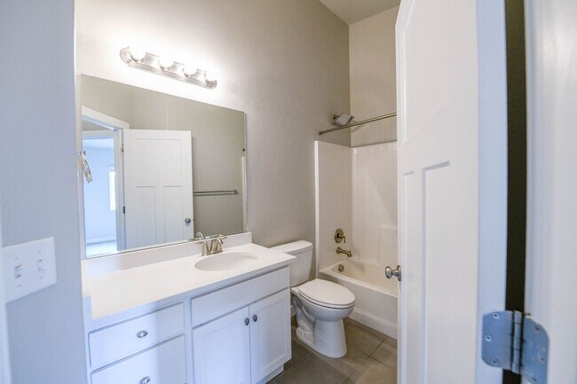 Building Photo - 4 Bed 3.5 Bath Townhome in Bluffdale!!! January Rent Free!!