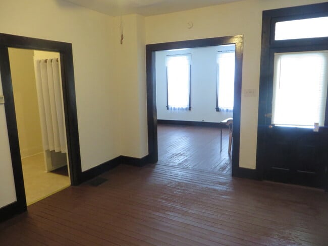 Building Photo - Large Three Bedroom, 1.5 Bathroom Home hal...