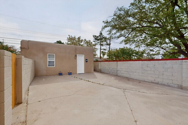 Building Photo - 714-714 Madison St NE