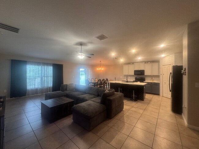 Building Photo - Beautifully Designed 4 Bedroom, 2 Bath Home