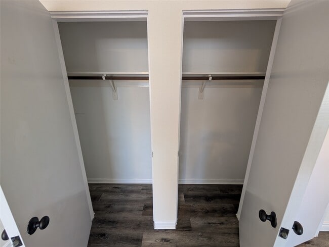 Building Photo - 2101 Fountain View Dr