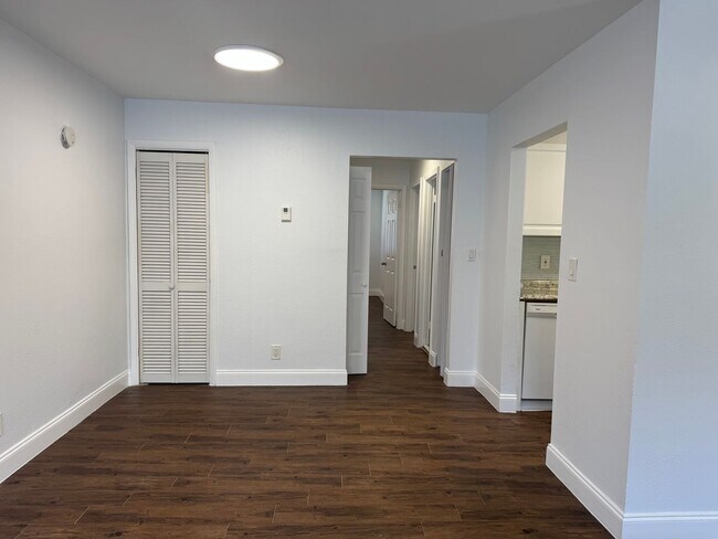 Building Photo - Pet-friendly 2 Bedroom 1 Bath - Easy and L...