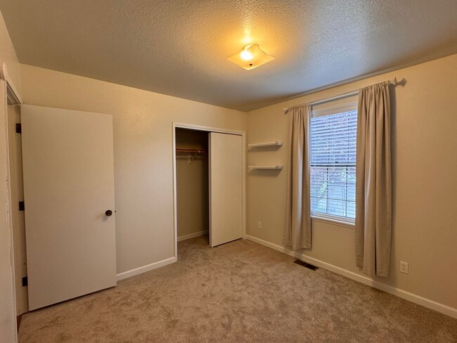 Building Photo - Selah 4 bedroom 3 Bathroom Double Garage, Fenced Yard