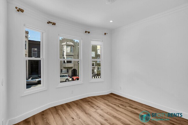 Building Photo - Russian Hill: Recently Remodeled Flat with In-Unit Washer & Dryer & A/C