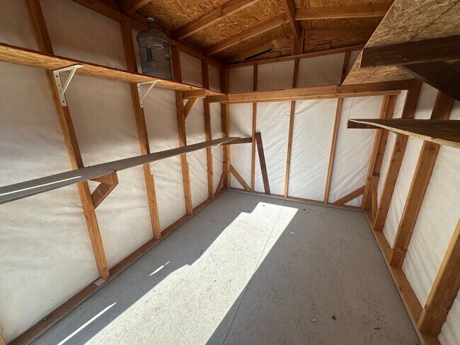 Building Photo - 3 Bedroom 2 Bathroom Home with Yard
