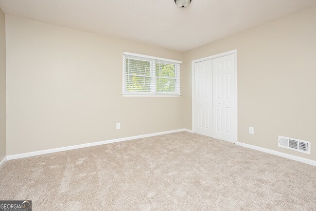 Building Photo - 680 N Kingsley Dr